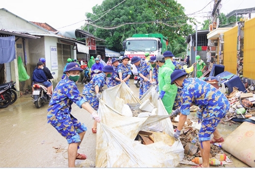 Bản tin thời sự tổng hợp tuần: Bộ đội chung sức giúp dân ổn định cuộc sống sau mưa lũ