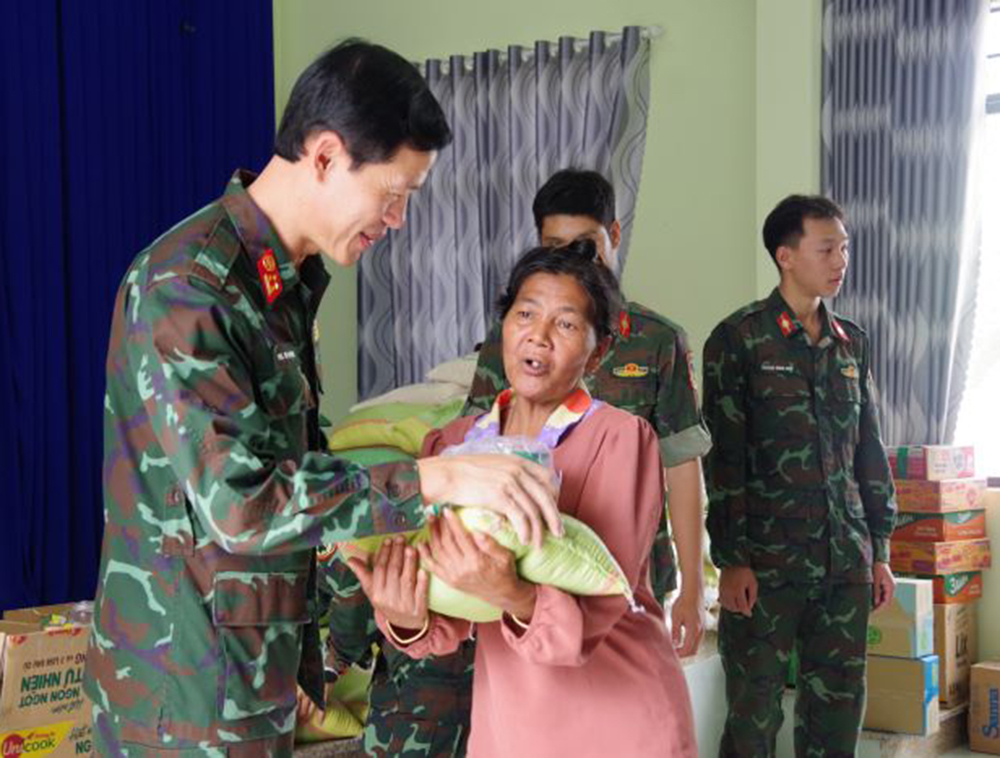 Trường Sĩ quan Thông tin tặng quà hỗ trợ nhân dân xã Tây Khánh Vĩnh