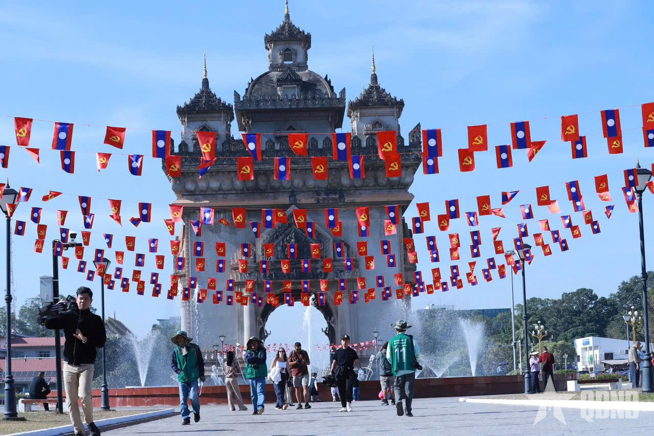 Thủ đô Vientiane rực rỡ sắc cờ Tổ quốc chào mừng 50 năm Ngày quốc khánh Lào