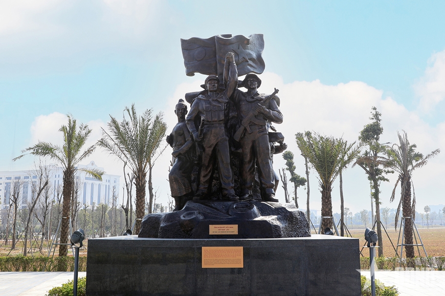 Lắp đặt cụm tượng Tình đoàn kết hữu nghị Việt Nam - Lào