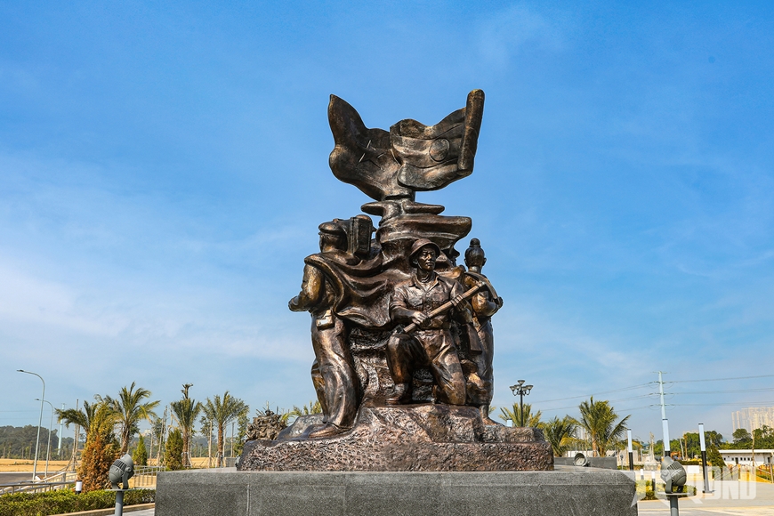 Lắp đặt cụm tượng Tình đoàn kết hữu nghị Việt Nam - Lào