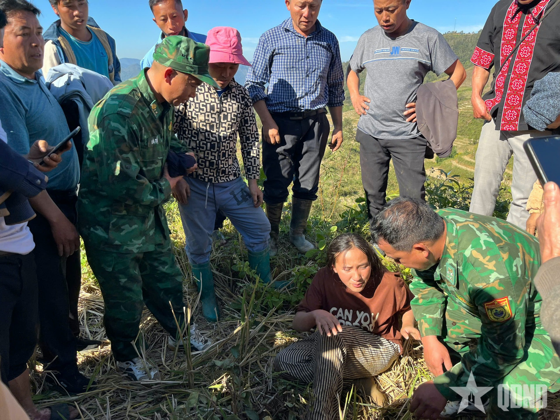 Bộ đội Biên phòng tỉnh Lai Châu giúp nhân dân tìm kiếm thân nhân mất liên lạc với gia đình