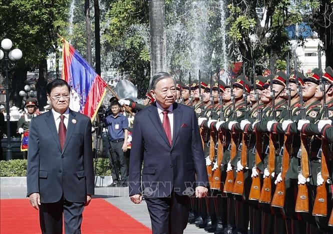 L%u1EC5 %u0111ón tr%u1ECDng th%u1EC3 T%u1ED5ng Bí th%u01B0 Tô Lâm và phu nhân t%u1EA1i Th%u1EE7 %u0111ô Viêng Ch%u0103n (Lào)