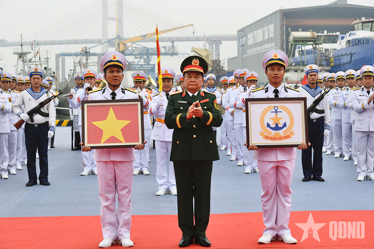 Thượng tướng Hoàng Xuân Chiến chủ trì Lễ thượng cờ trên Tàu 889-Giáo sư Gagarinsky