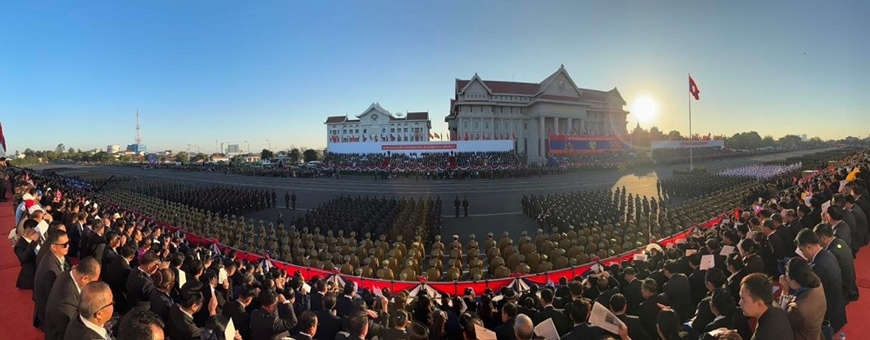 Khoảnh khắc ấn tượng tại Lễ kỷ niệm, diễu binh, diễu hành chào mừng 50 năm Quốc khánh Lào