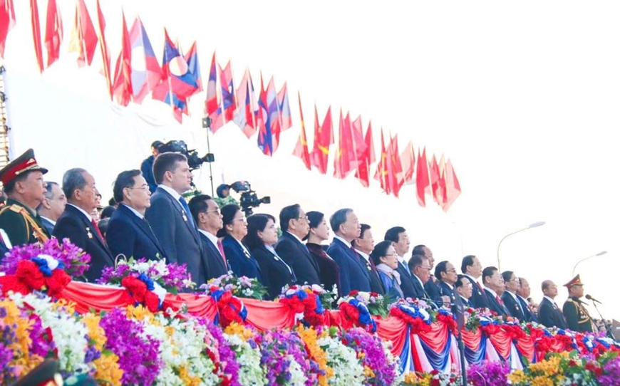 Khoảnh khắc ấn tượng tại Lễ kỷ niệm, diễu binh, diễu hành chào mừng 50 năm Quốc khánh Lào