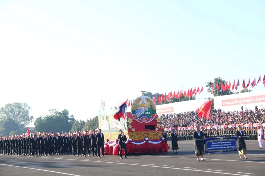Khoảnh khắc ấn tượng tại Lễ kỷ niệm, diễu binh, diễu hành chào mừng 50 năm Quốc khánh Lào