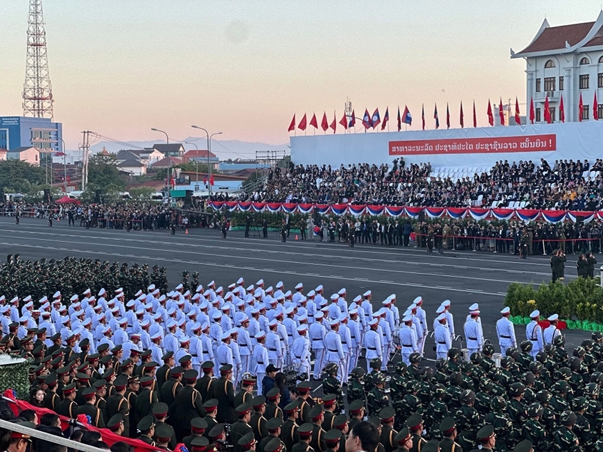 Khoảnh khắc ấn tượng tại Lễ kỷ niệm, diễu binh, diễu hành chào mừng 50 năm Quốc khánh Lào