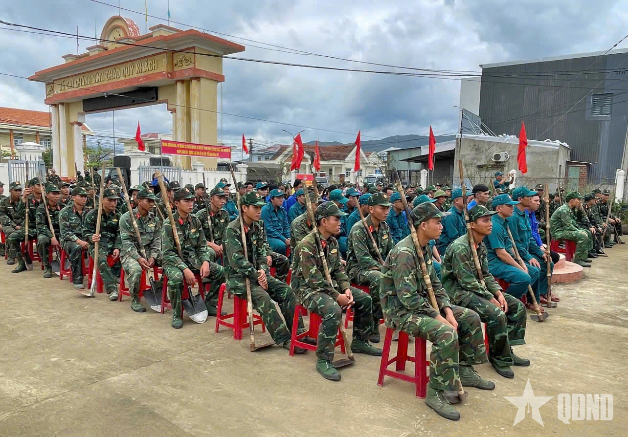 Bộ CHQS tỉnh Gia Lai ra quân xây dựng lại nhà ở cho nhân dân bị sập, đổ sau mưa lũ