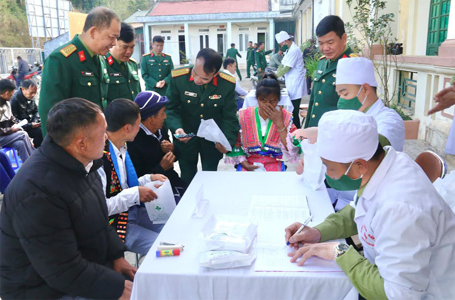 Đoàn Kinh tế - Quốc phòng 356 (Quân khu 2): Khám bệnh, cấp thuốc miễn phí cho già làng, trưởng bản, người dân biên giới