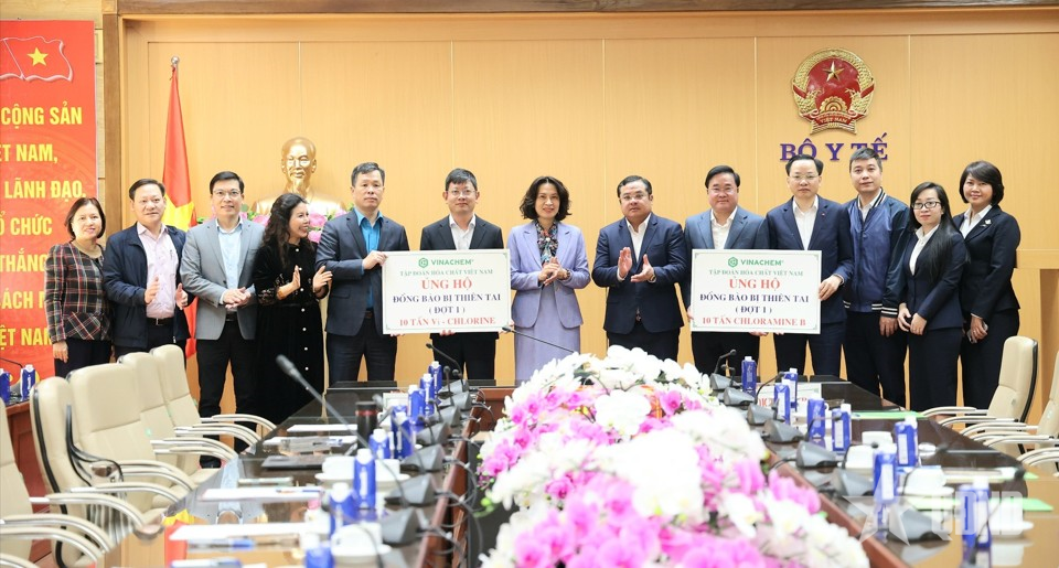 Nỗ lực không để dịch bệnh bùng phát sau lũ