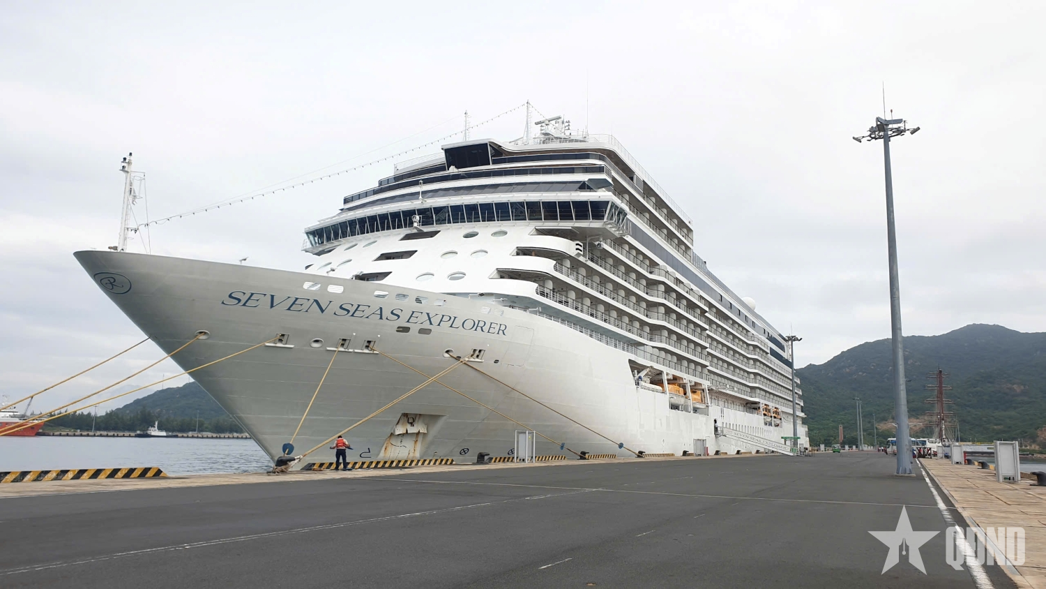 Tàu du lịch Seven Seas Explorer đưa 700 du khách đến Khánh Hòa