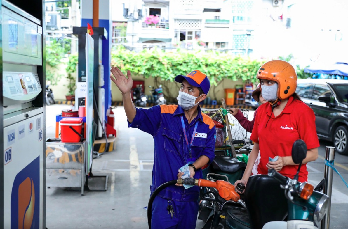 Từ chiều nay (4-12), giá xăng tăng, giá dầu tiếp tục giảm