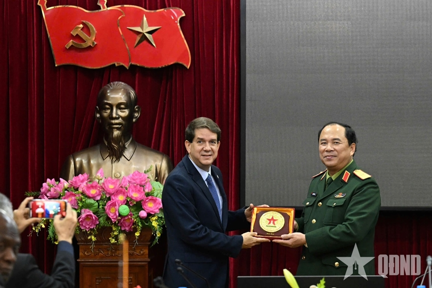 Đoàn đại biểu Thông tấn xã Mỹ Latinh Prensa Latina của Cuba thăm và làm việc tại Báo Quân đội nhân dân