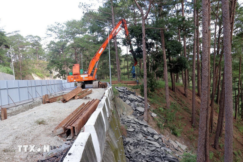 Đèo Prenn sạt lở, các phương tiện vào Đà Lạt theo 3 con đèo khác