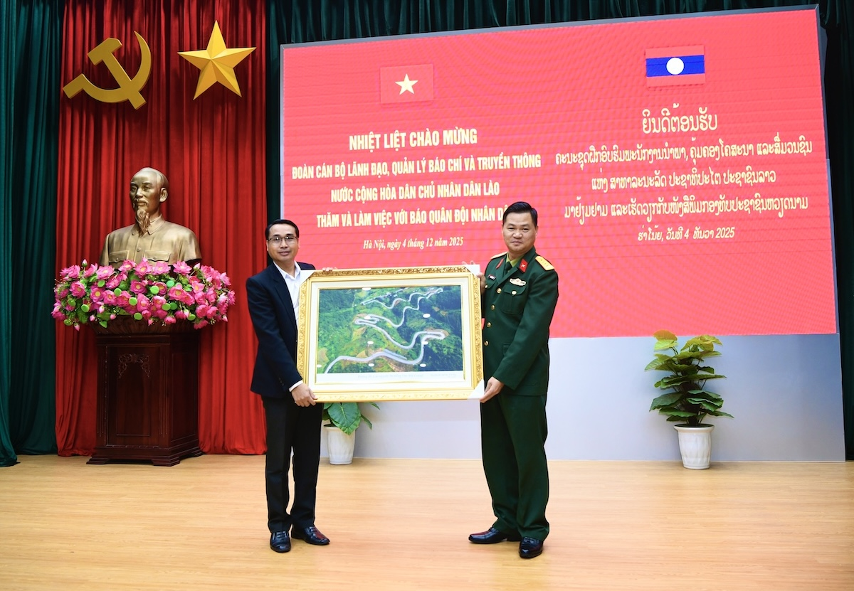 Đoàn cán bộ lãnh đạo, quản lý báo chí và truyền thông Lào thăm, làm việc tại Báo Quân đội nhân dân