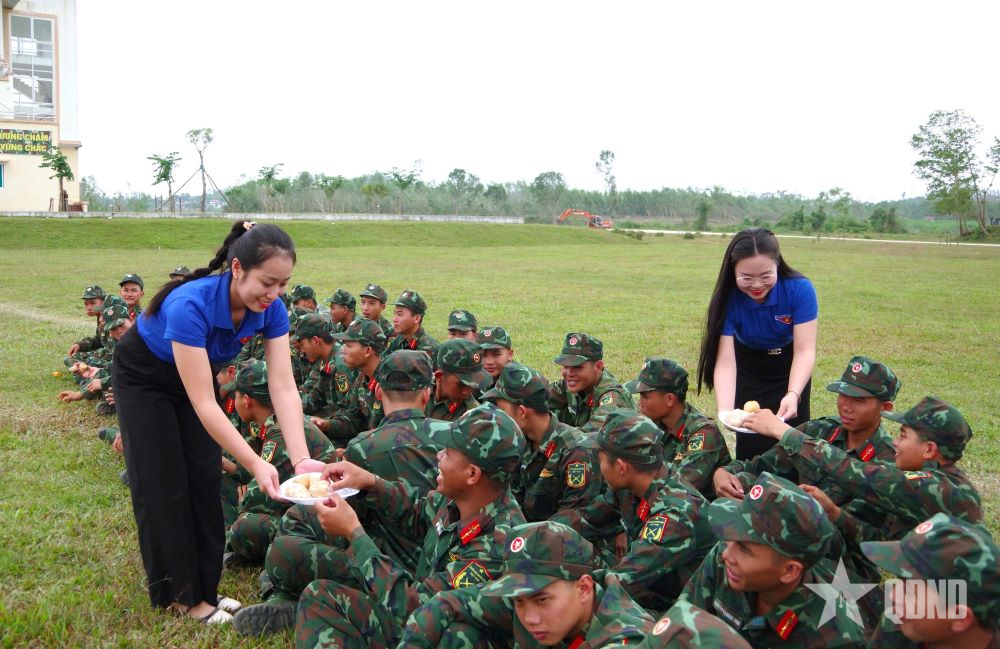 Bát nước thao trường, ấm lòng chiến sĩ 