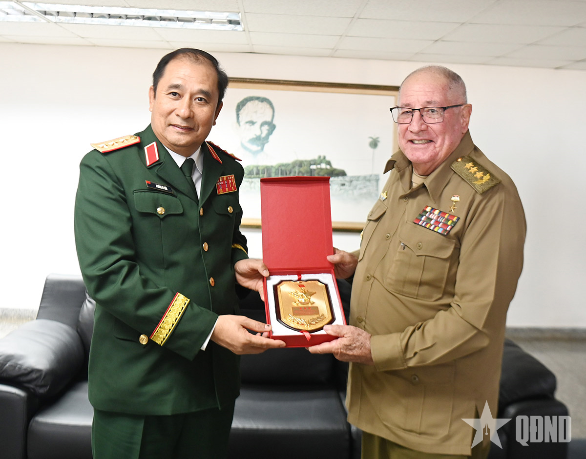 Thượng tướng Phùng Sĩ Tấn chào xã giao Bộ trưởng Bộ các Lực lượng vũ trang cách mạng Cuba