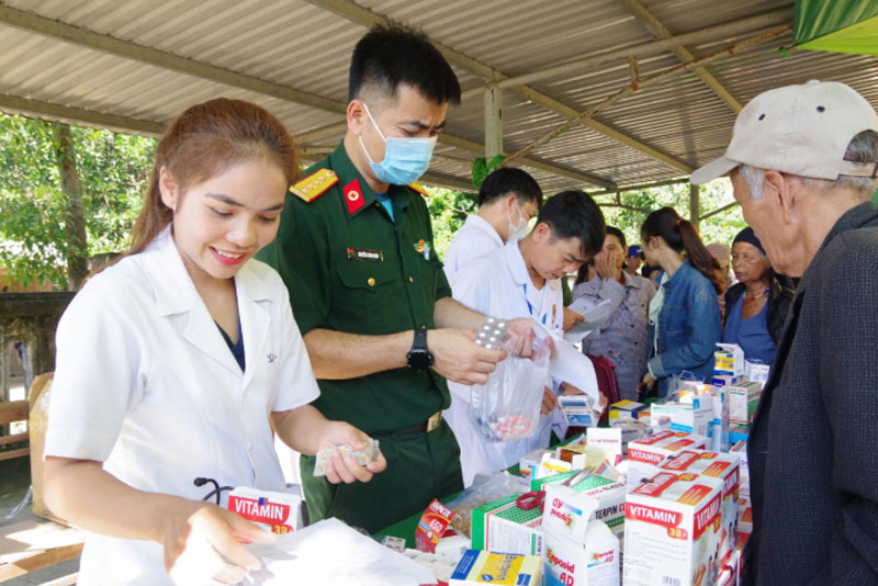 Nữ bác sĩ trẻ hết lòng vì nhân dân nơi biên giới