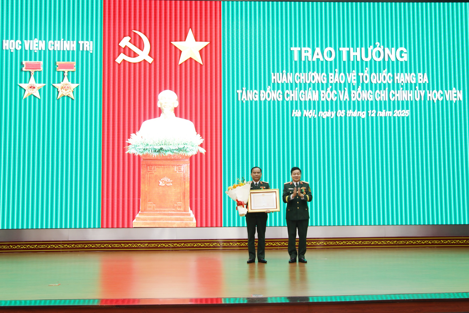 Trao Huân chương Bảo vệ Tổ quốc hạng Ba tặng lãnh đạo Học viện Chính trị