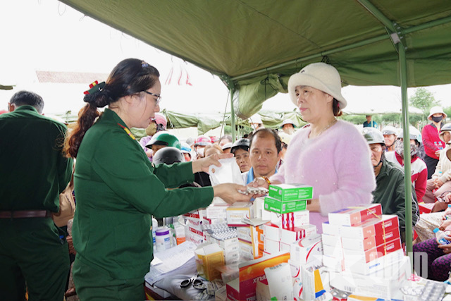 Bệnh viện Quân y 175 khám bệnh giúp nhân dân vùng lũ tỉnh Đắk Lắk