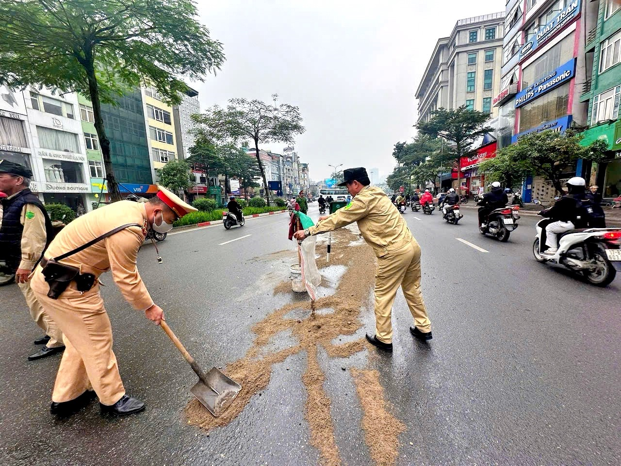 Xử lý vết dầu mỡ trơn trượt trên đường Xã Đàn (Hà Nội)