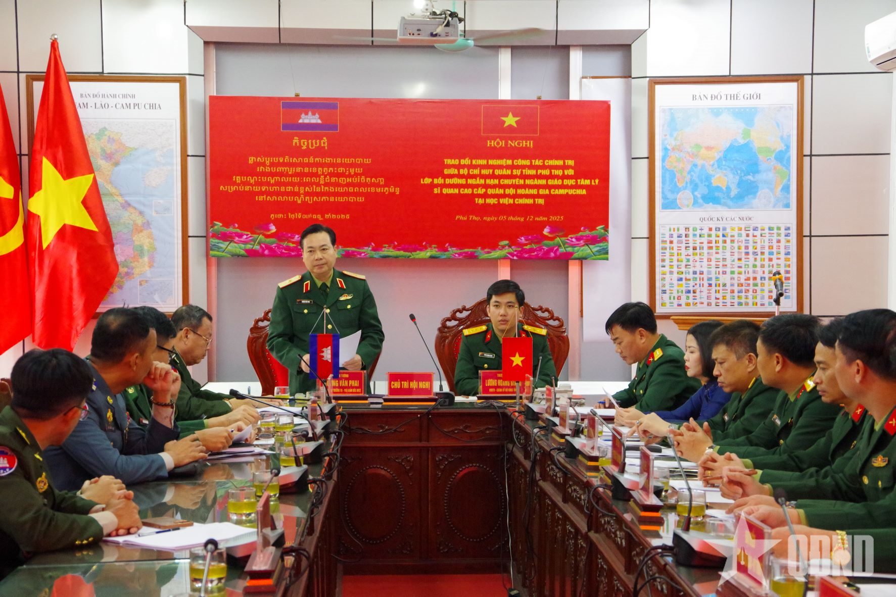 Trao đổi kinh nghiệm công tác chính trị với học viên Quân đội Hoàng gia Campuchia