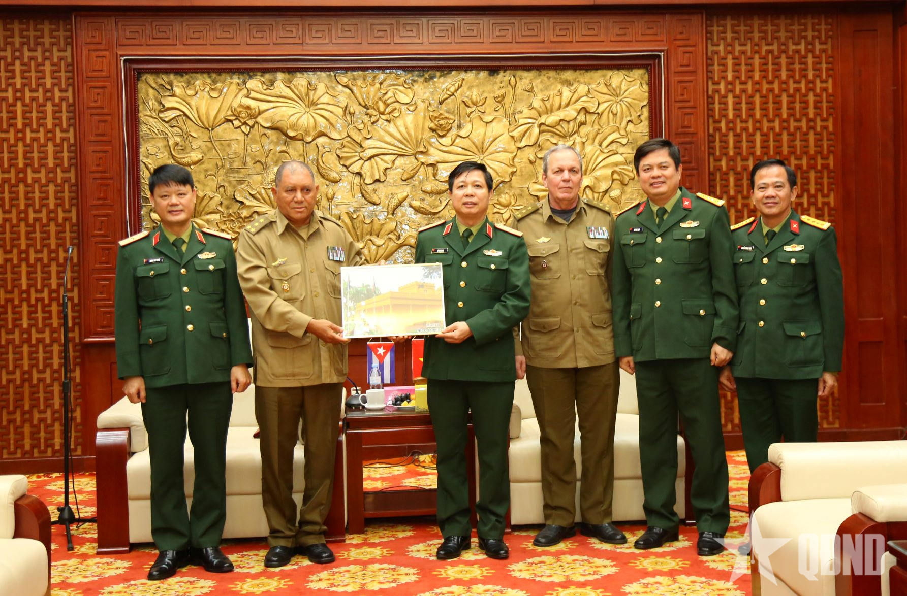 Đoàn sĩ quan trẻ Cuba thăm, làm việc tại Quân khu 4