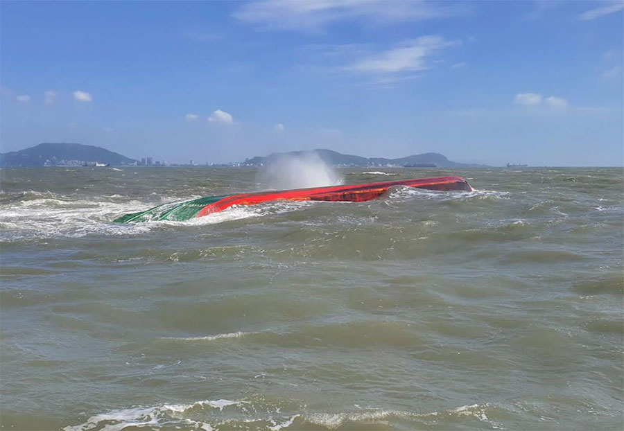 Kịp thời cứu nạn 3 thuyền viên trên sà lan bị chìm ở vùng neo Vũng Tàu