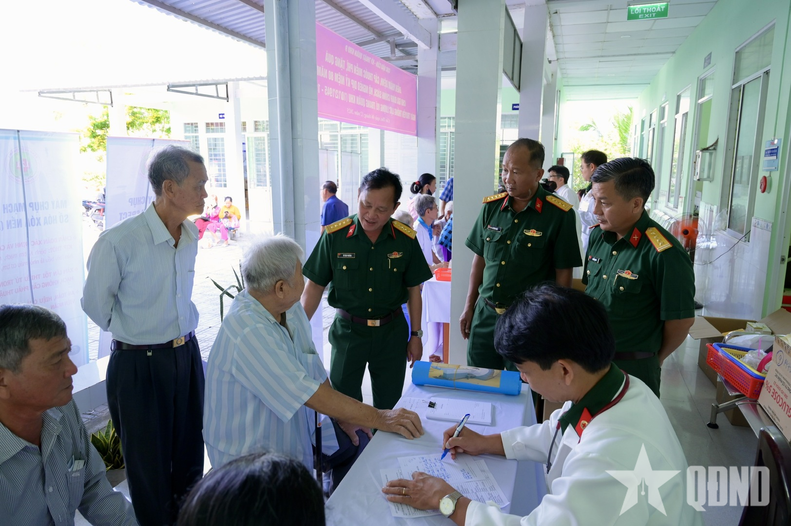 Quân khu 9: Cục Hậu cần - Kỹ thuật tổ chức khám bệnh, cấp thuốc miễn phí và tặng quà các gia đình khó khăn tại Cần Thơ