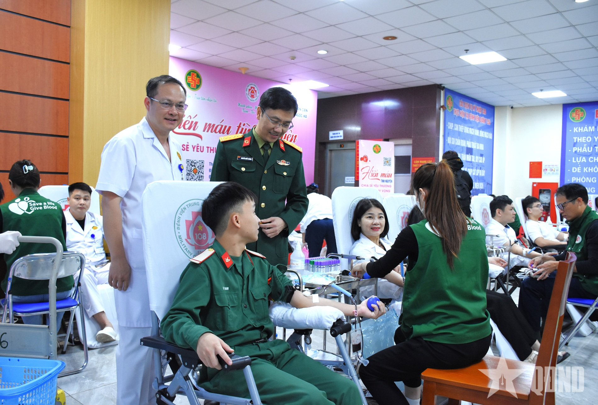 Sôi nổi ngày hội hiến máu ở Bệnh viện Quân y 354