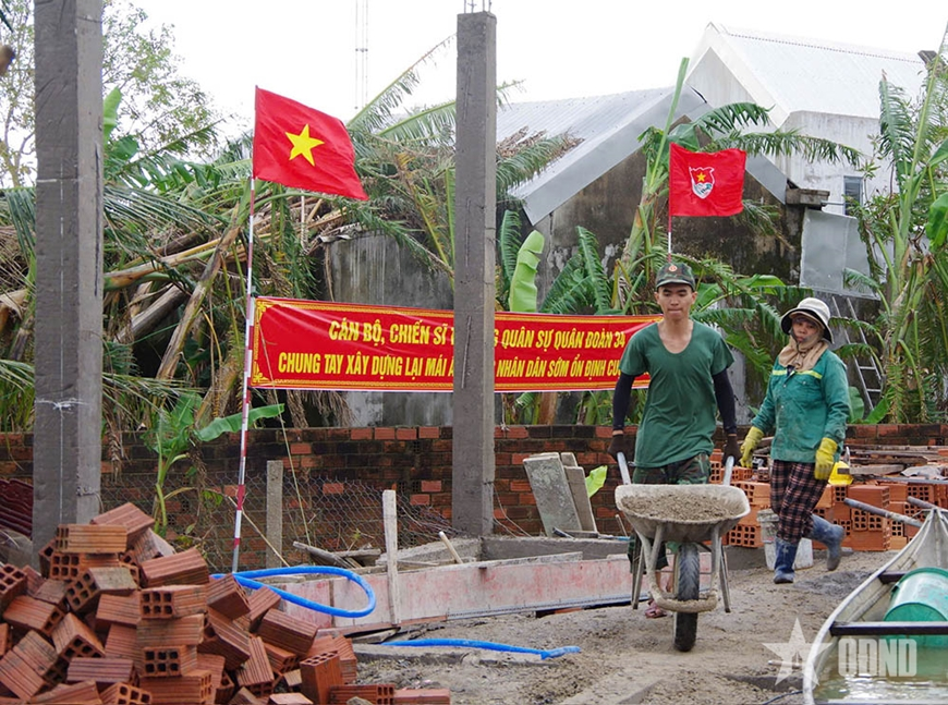 Gia Lai: 100 cán bộ, chiến sĩ Trường Quân sự Quân đoàn 34 xây, sửa nhà giúp nhân dân xã Ngô Mây