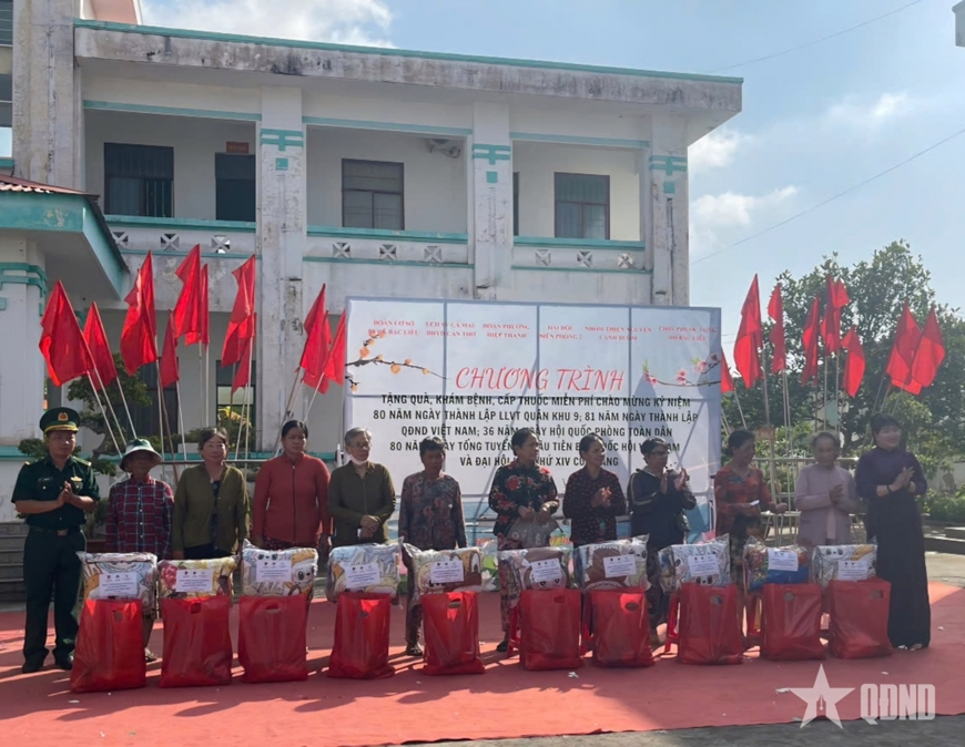 Bộ đội Biên phòng Cà Mau: Hải đội Biên phòng 2 phối hợp khám bệnh, cấp thuốc, tặng quà 