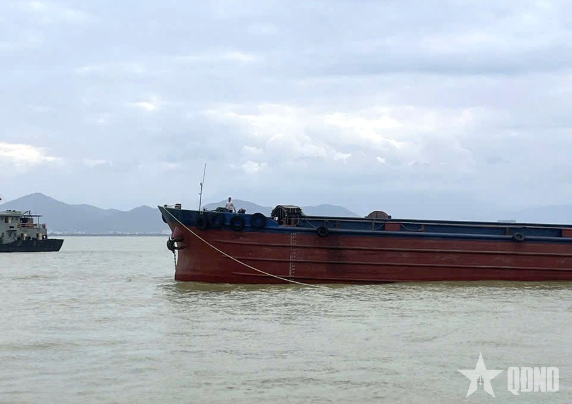 Lai dắt tàu hàng bị hỏng máy, trôi neo trên vịnh Đà Nẵng