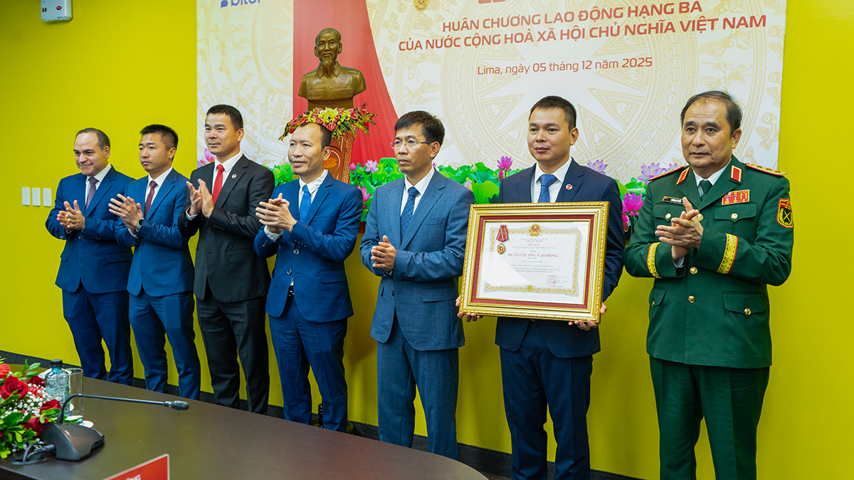 Công ty Viettel Peru (Bitel) đón nhận Huân chương Lao động hạng Ba