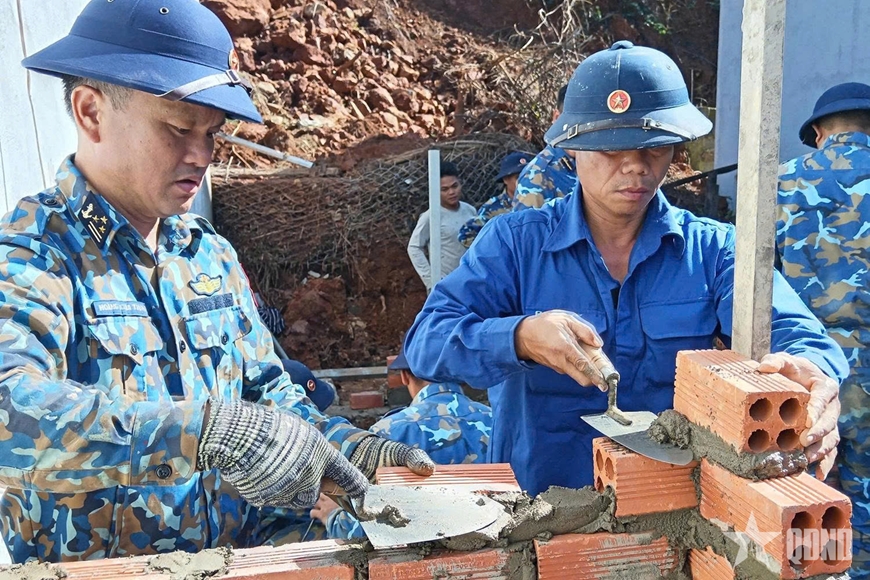 Lữ đoàn 162 (Vùng 4 Hải quân) thần tốc giúp dân an cư lạc nghiệp