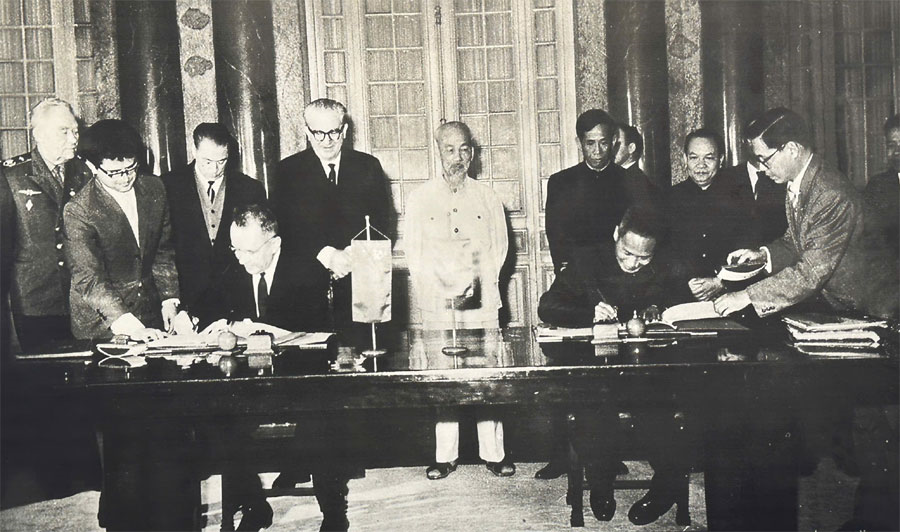 Trưng bày gần 300 ảnh, tài liệu, hiện vật tiêu biểu về Chủ tịch Hồ Chí Minh trên quê hương Cách mạng Tháng Mười