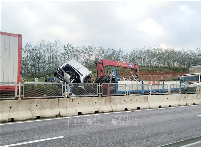 Hai xe va chạm trên cao tốc Bắc - Nam, 5 người thương vong