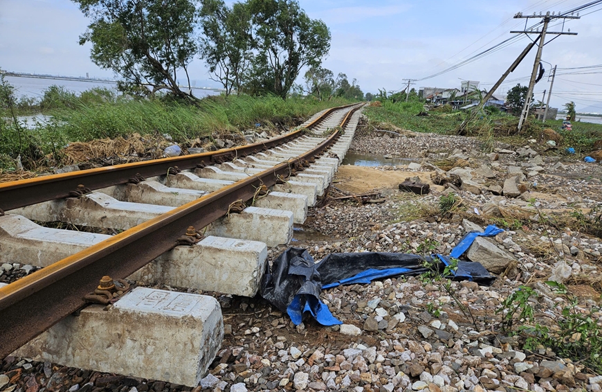 Công bố tình huống khẩn cấp về thiên tai trên tuyến đường sắt Bắc-Nam