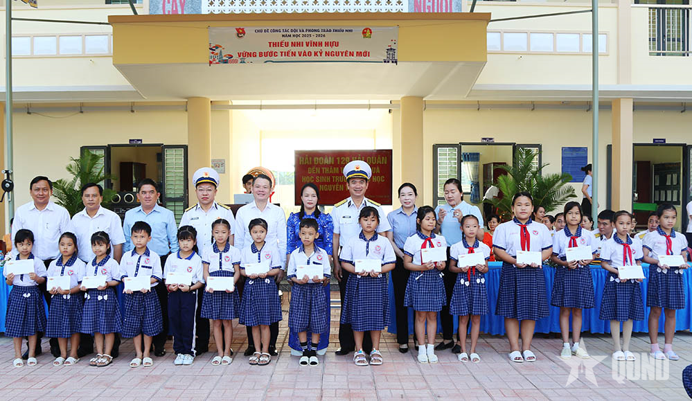 Hải đoàn 129 tặng quà học sinh nghèo vượt khó tại tỉnh Đồng Tháp