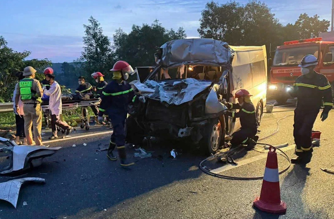 Tai nạn trên cao tốc Đà Nẵng - Quảng Ngãi, 3 người tử vong, 10 người bị thương