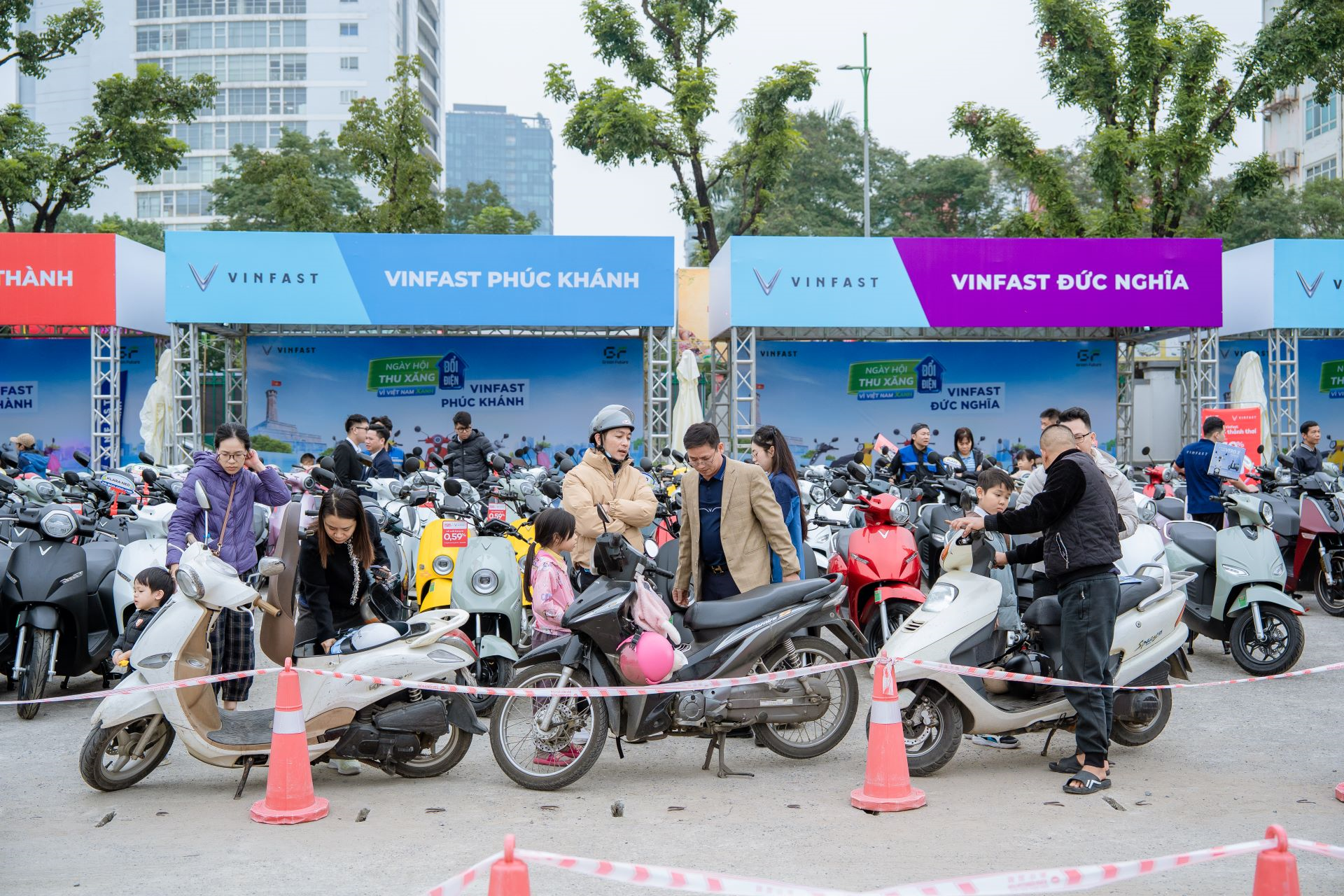 Ngày hội Thu xăng đổi điện: Xe máy điện VinFast “được lòng” từ học sinh, nhân viên văn phòng tới người lớn tuổi