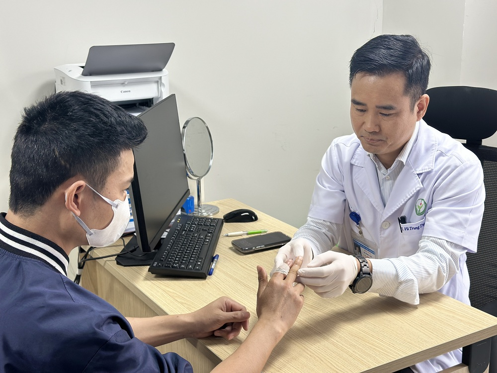 Lần đầu tiên tại Việt Nam: Vi phẫu thuật thành công cứu sống ngón tay thủy thủ bị đứt rời sau 25 giờ