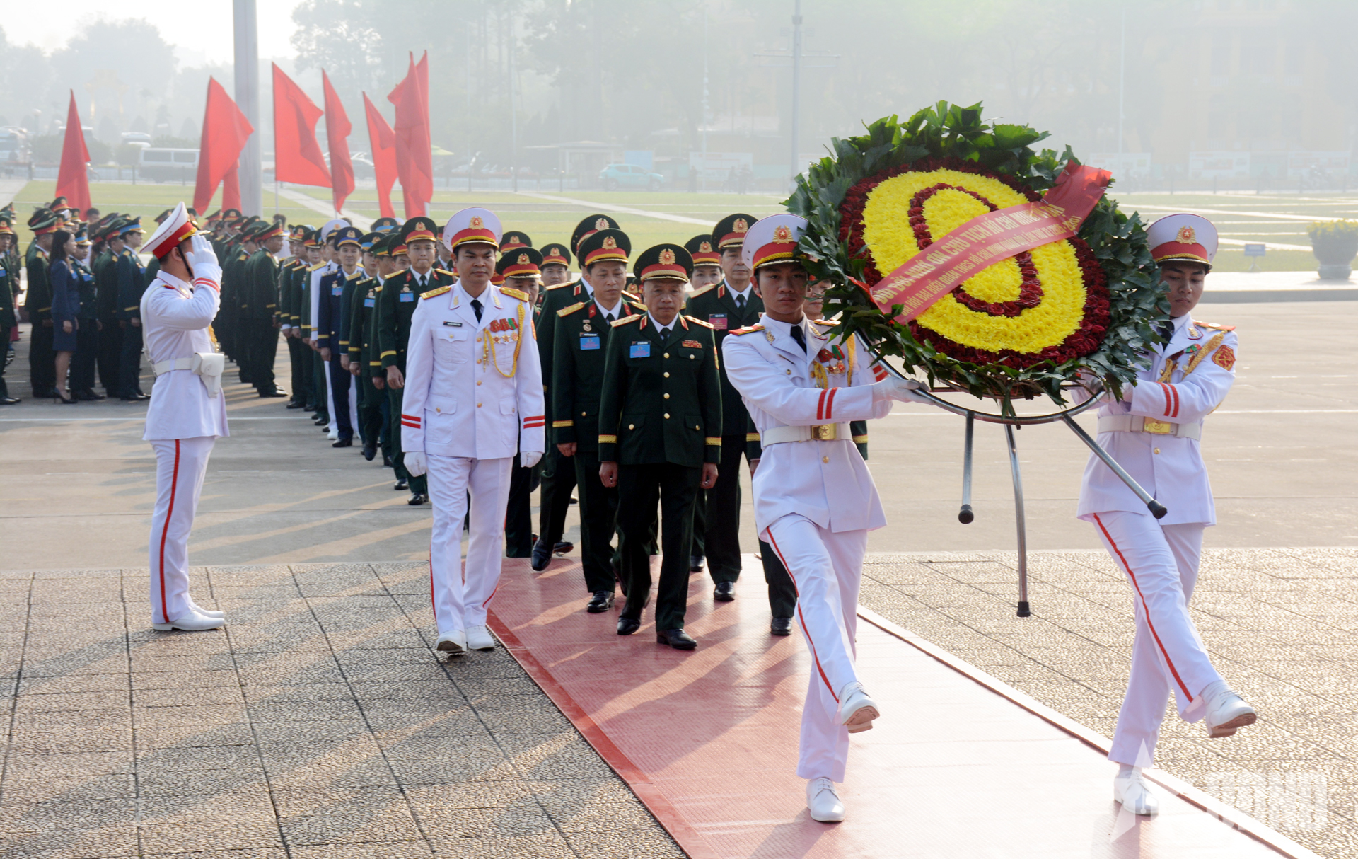 Đoàn đại biểu dự Đại hội đại biểu Đoàn TNCS Hồ Chí Minh Quân đội báo công dâng Bác
