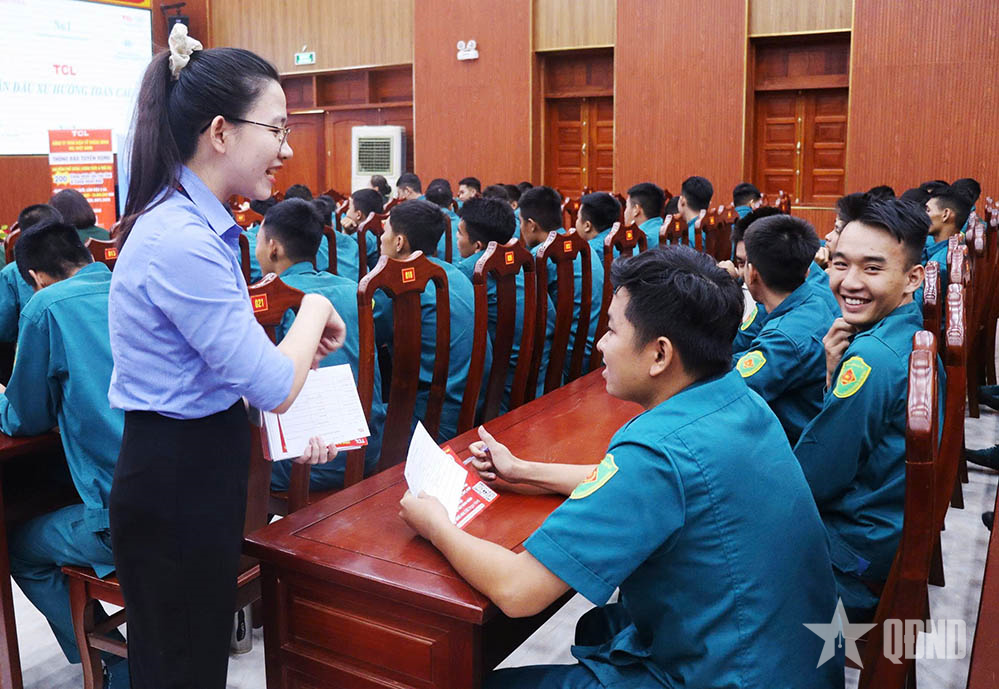 Ban chỉ huy Phòng thủ khu vực 2 - Phú Lợi tư vấn nghề nghiệp cho chiến sĩ