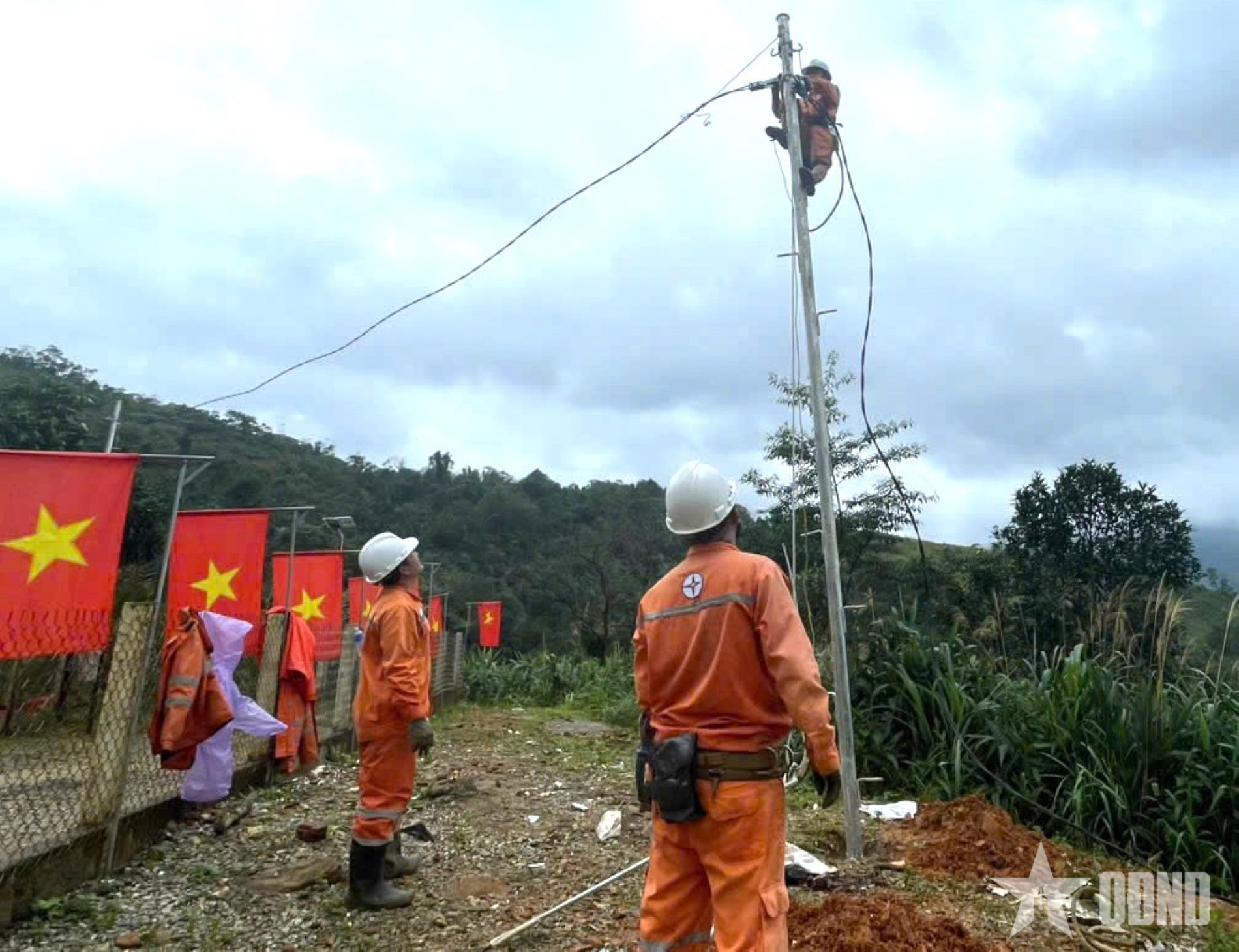 Nỗ lực đưa điện về Nóc Ông Bình (Trà Leng, Đà Nẵng) 
