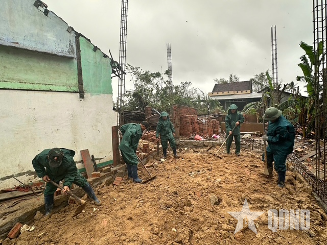 Bộ đội ngày đêm giúp dân dựng nhà sau lũ