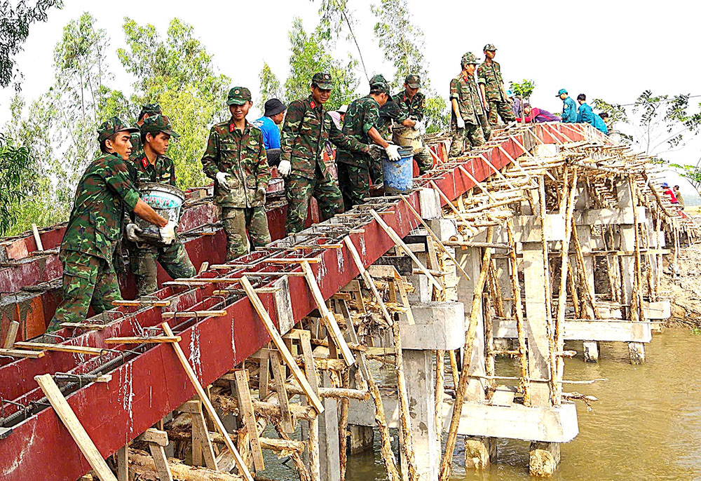 Phát huy truyền thống anh hùng, xây dựng lực lượng vũ trang Quân khu 9 vững mạnh về chính trị 