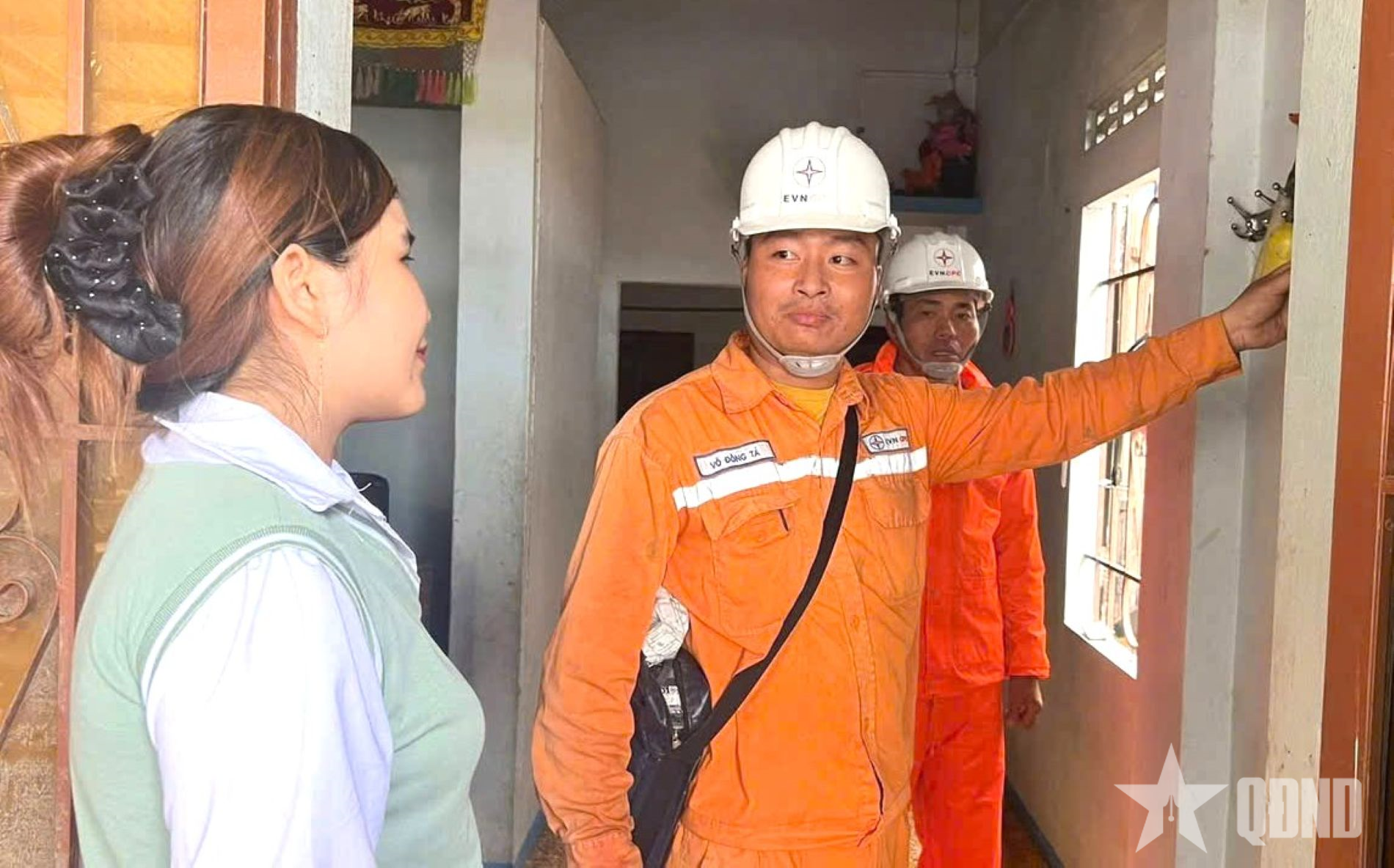 Tổng công ty Điện lực miền Trung: Bảo đảm “khôi phục nhà đến đâu, điện có tới đó”