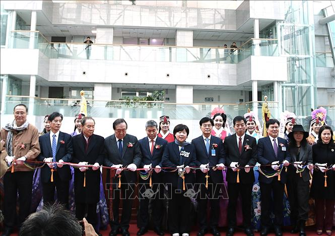 Hình ảnh Chủ tịch Hồ Chí Minh qua điêu khắc ánh sáng tại thủ đô Seoul